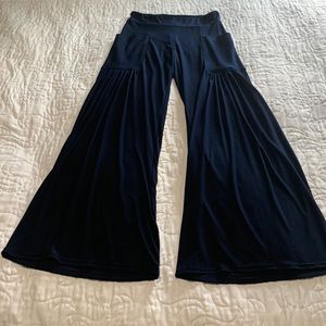 Joseph Ribkoff stretch polyester unique gathered pant.